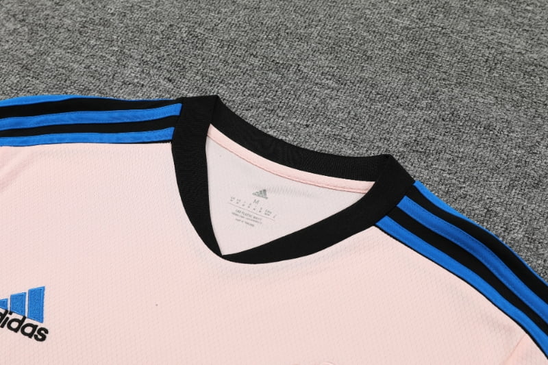 Manchester United 23/24 - Training Kit