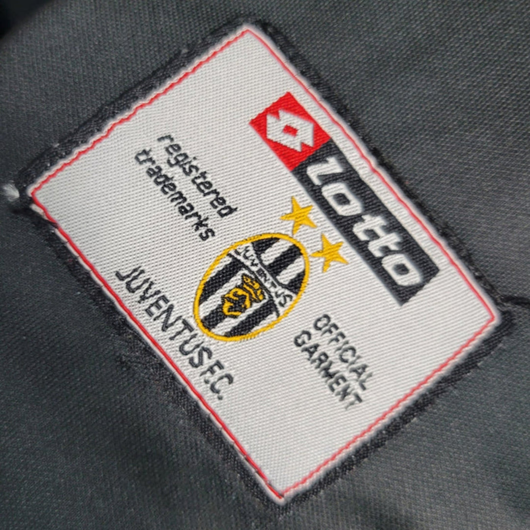 Juventus 01/02 Away