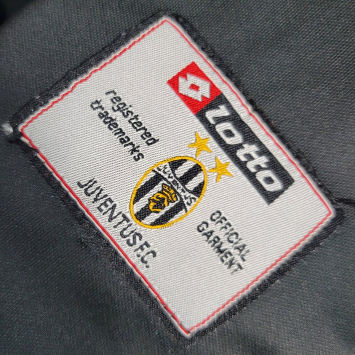 Juventus 01/02 Away